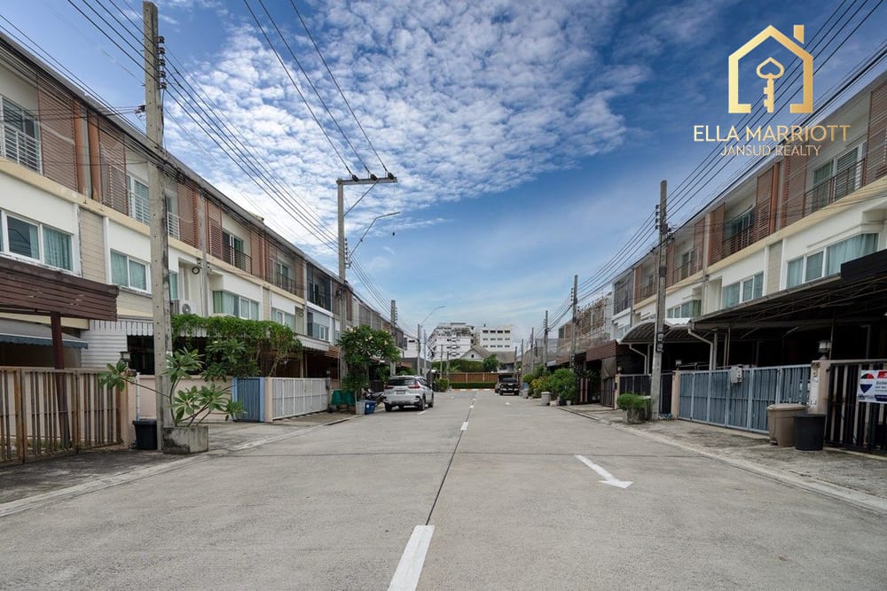 Urgent Sale: Spacious 3-Storey Corner Townhome in Sukhumvit 101/1 34