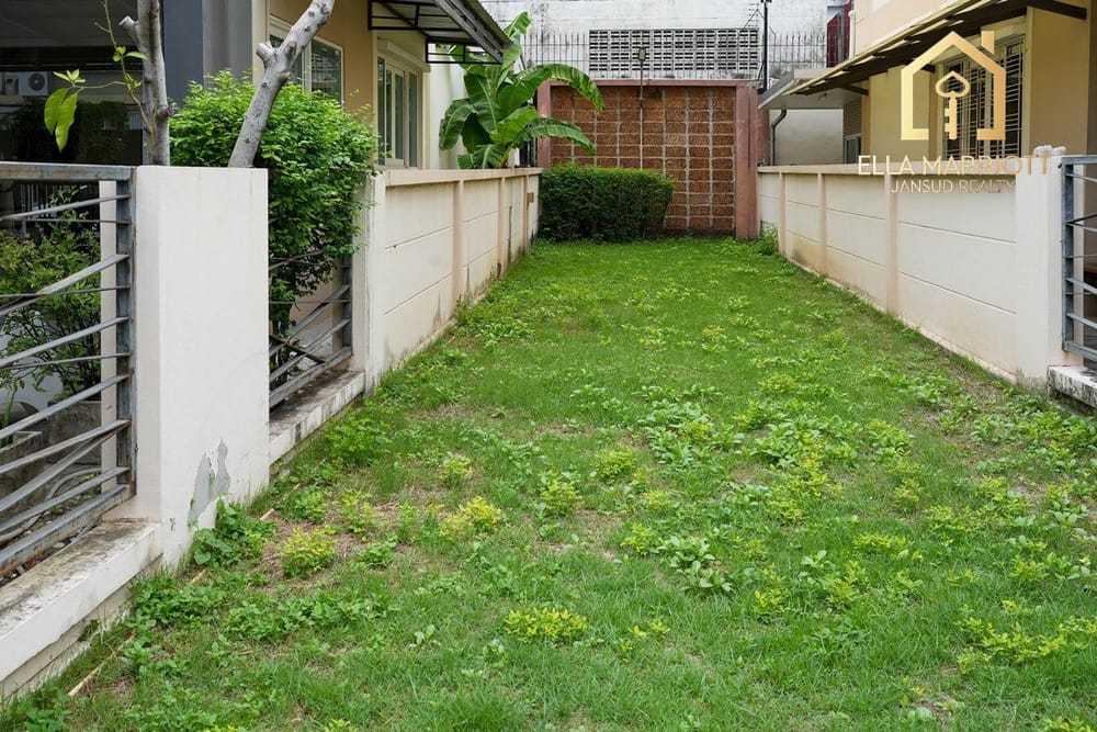 Urgent Sale: Spacious 3-Storey Corner Townhome in Sukhumvit 101/1 35