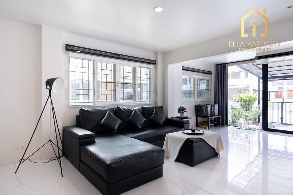 Urgent Sale: Spacious 3-Storey Corner Townhome in Sukhumvit 101/1 4