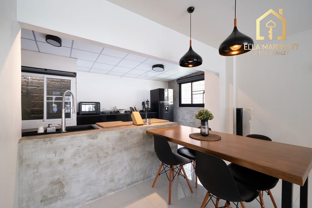 Urgent Sale: Spacious 3-Storey Corner Townhome in Sukhumvit 101/1 5