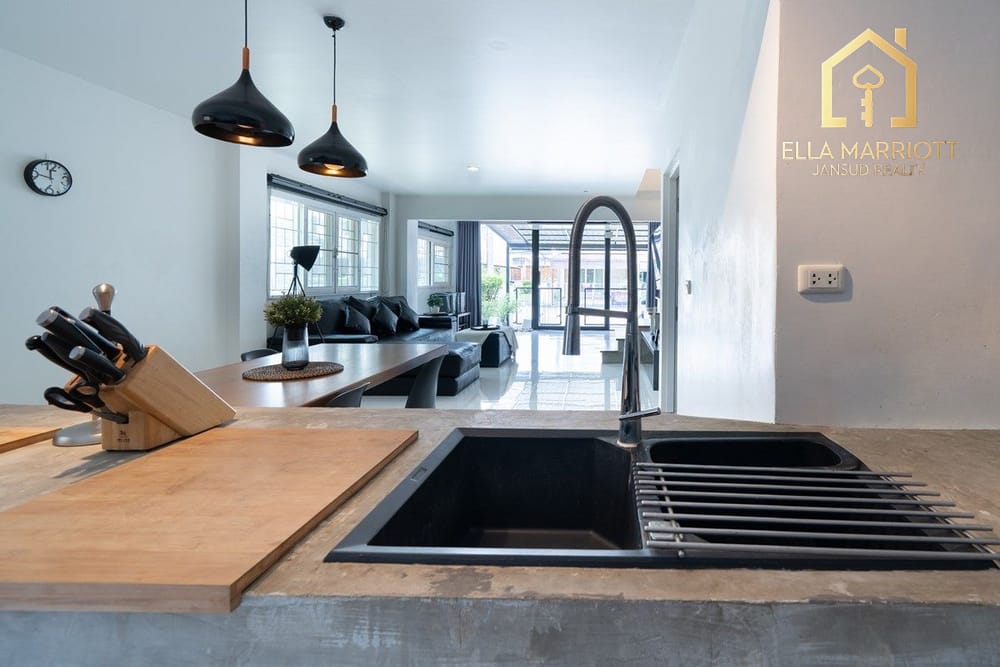 Urgent Sale: Spacious 3-Storey Corner Townhome in Sukhumvit 101/1 6