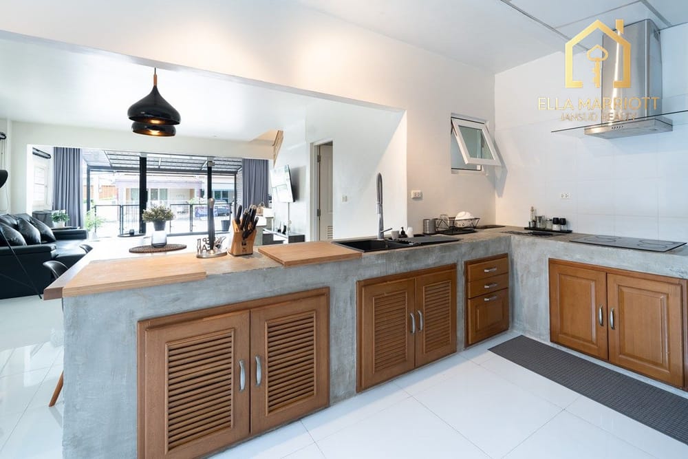 Urgent Sale: Spacious 3-Storey Corner Townhome in Sukhumvit 101/1 7