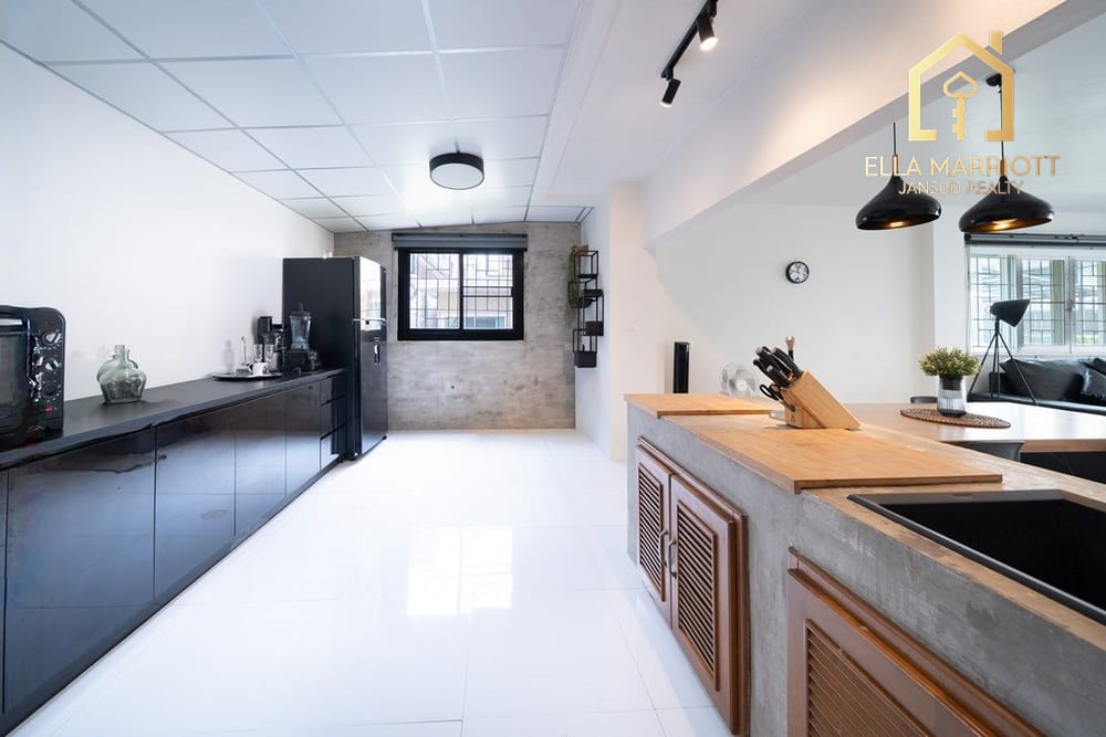 Urgent Sale: Spacious 3-Storey Corner Townhome in Sukhumvit 101/1 9