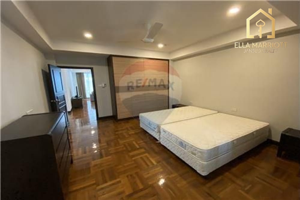 For Rent 3 bedroom big balcony BTS Asoke and Nana 10