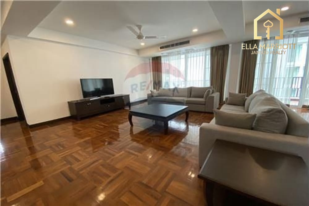 For Rent 3 bedroom big balcony BTS Asoke and Nana 2