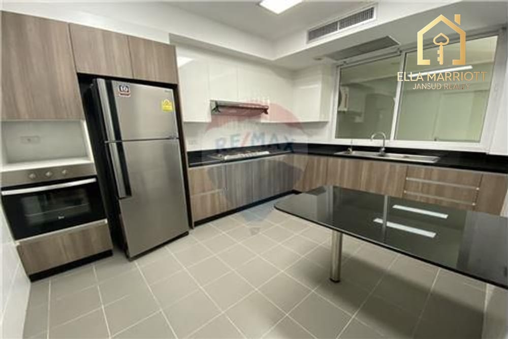 For Rent 3 bedroom big balcony BTS Asoke and Nana 4