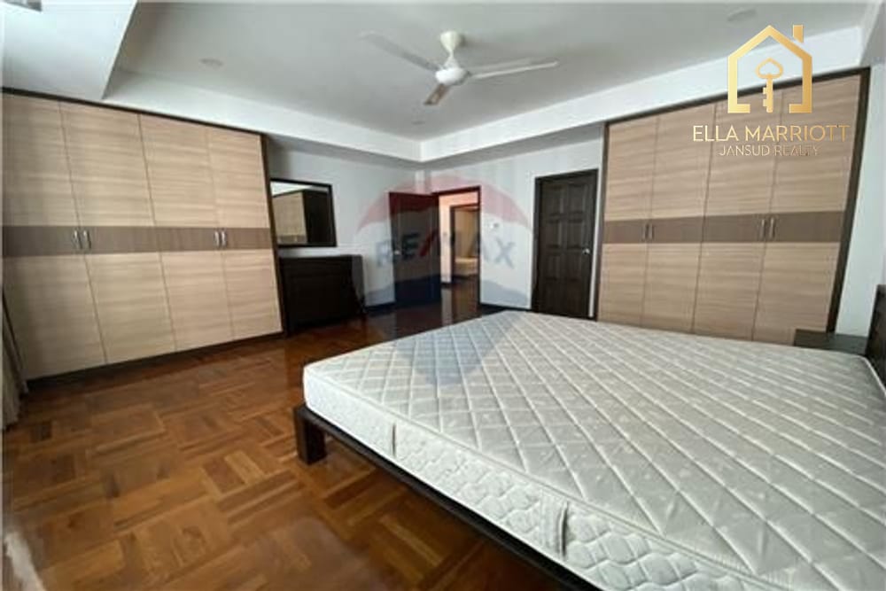 For Rent 3 bedroom big balcony BTS Asoke and Nana 7