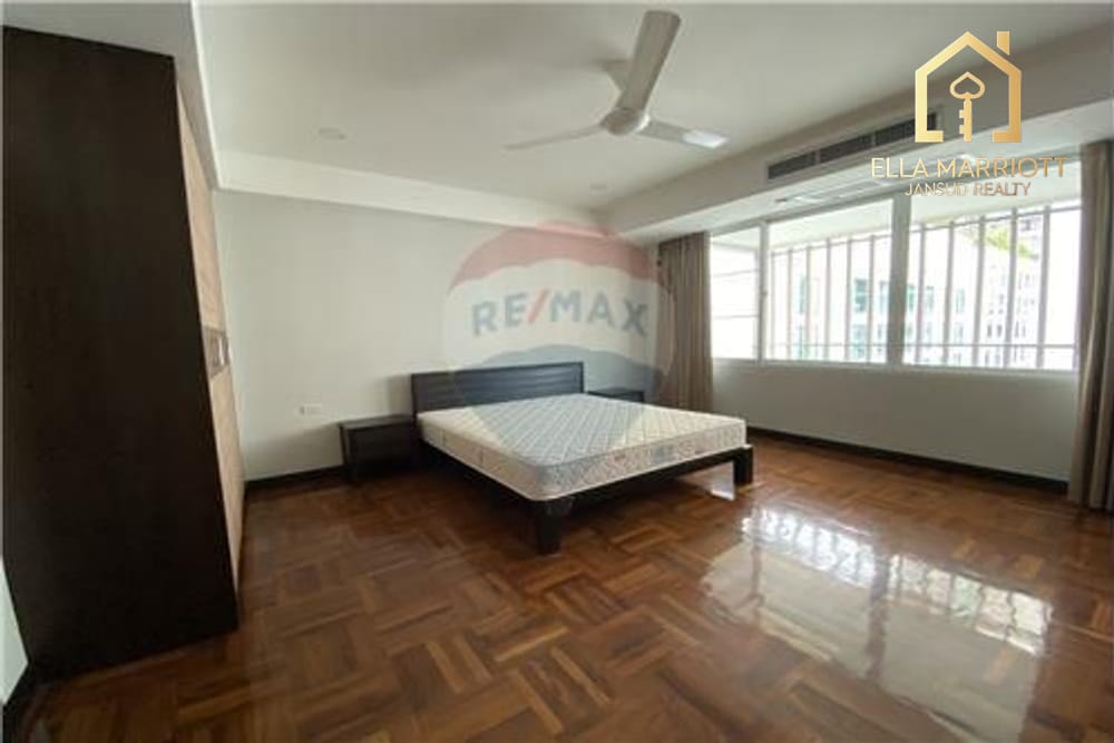 For Rent 3 bedroom big balcony BTS Asoke and Nana 8