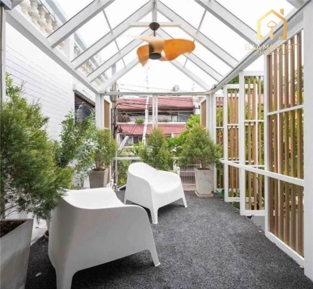 5BR Pet-Friendly Corner Townhome for Rent at 150K, 900m from BTS Ekkamai 4