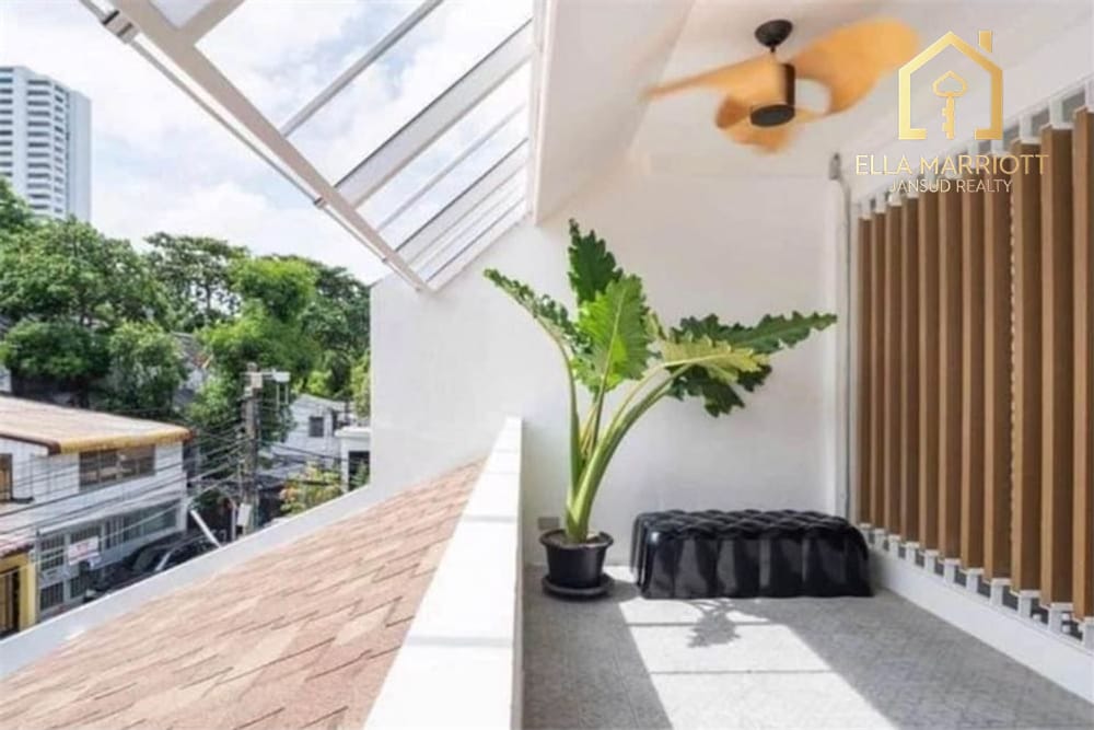 5BR Pet-Friendly Corner Townhome for Rent at 150K, 900m from BTS Ekkamai 5