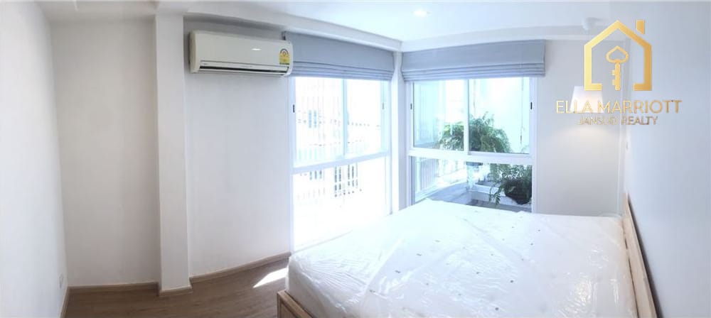 5BR Pet-Friendly Corner Townhome for Rent at 150K, 900m from BTS Ekkamai 6