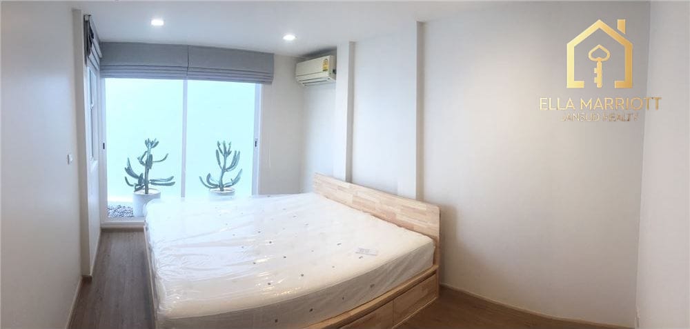 5BR Pet-Friendly Corner Townhome for Rent at 150K, 900m from BTS Ekkamai 7