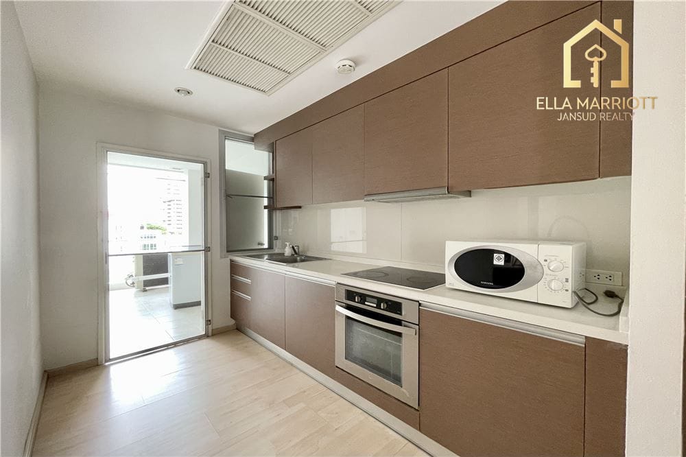 Pet-Friendly Condo Steps from Supermarket and 5 Minutes to Phrom Phong BTS 10