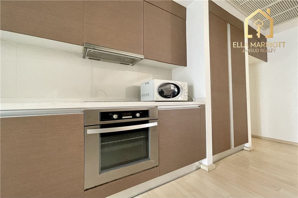 Pet-Friendly Condo Steps from Supermarket and 5 Minutes to Phrom Phong BTS 11