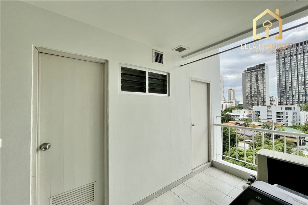 Pet-Friendly Condo Steps from Supermarket and 5 Minutes to Phrom Phong BTS 12