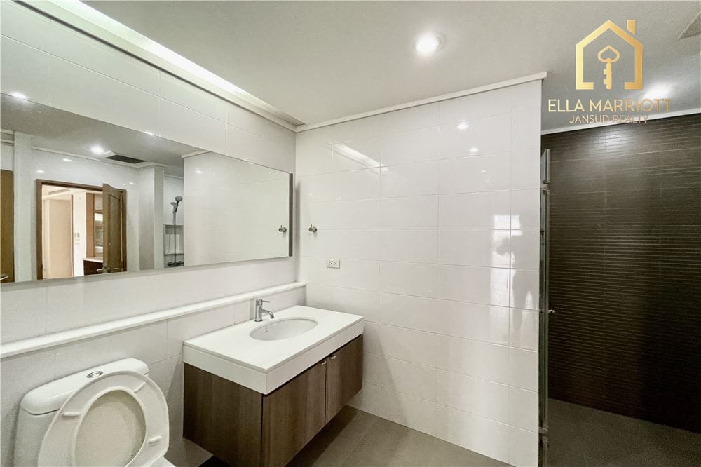 Pet-Friendly Condo Steps from Supermarket and 5 Minutes to Phrom Phong BTS 14