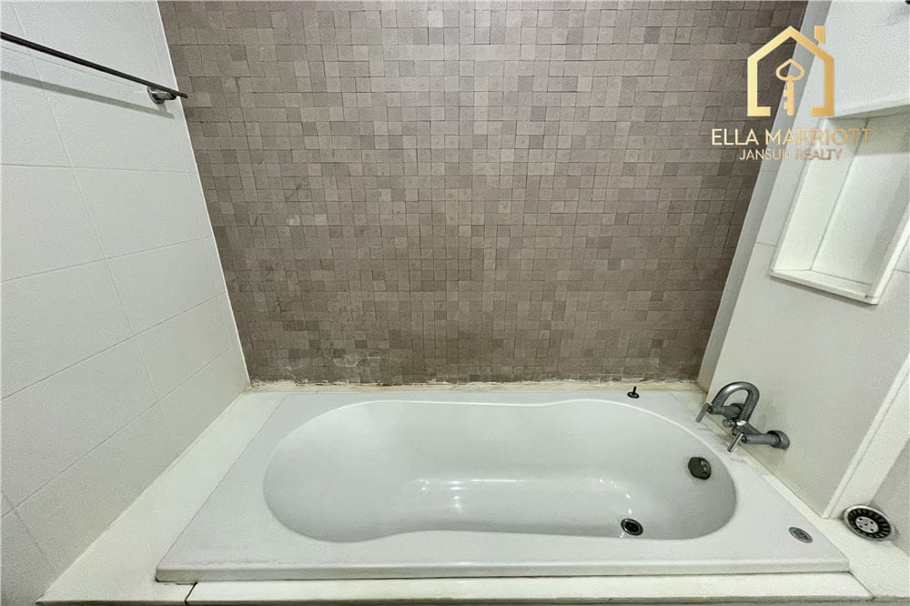 Pet-Friendly Condo Steps from Supermarket and 5 Minutes to Phrom Phong BTS 15