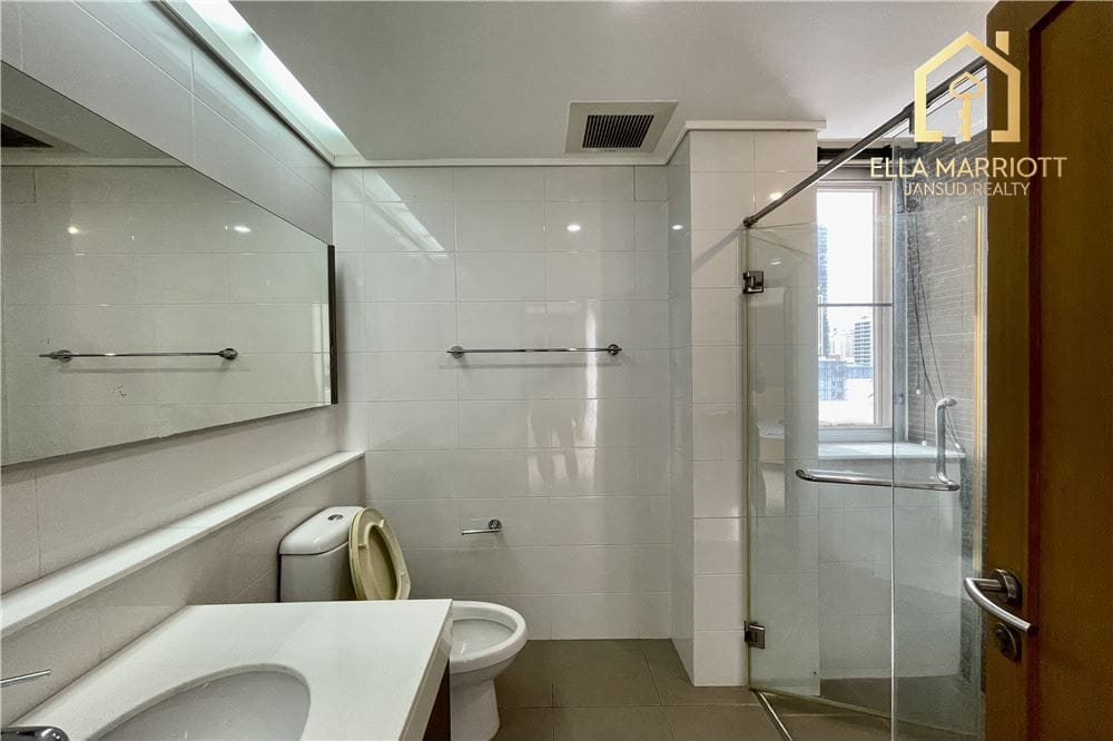 Pet-Friendly Condo Steps from Supermarket and 5 Minutes to Phrom Phong BTS 16