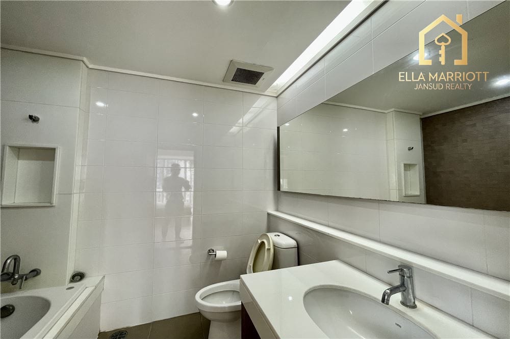 Pet-Friendly Condo Steps from Supermarket and 5 Minutes to Phrom Phong BTS 17