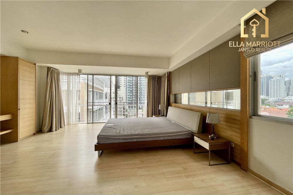 Pet-Friendly Condo Steps from Supermarket and 5 Minutes to Phrom Phong BTS 5