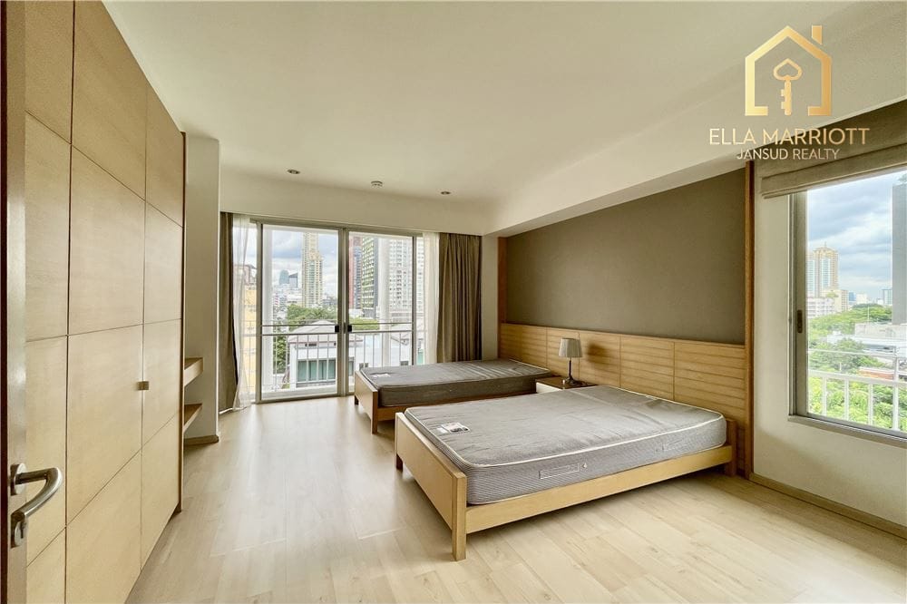 Pet-Friendly Condo Steps from Supermarket and 5 Minutes to Phrom Phong BTS 7