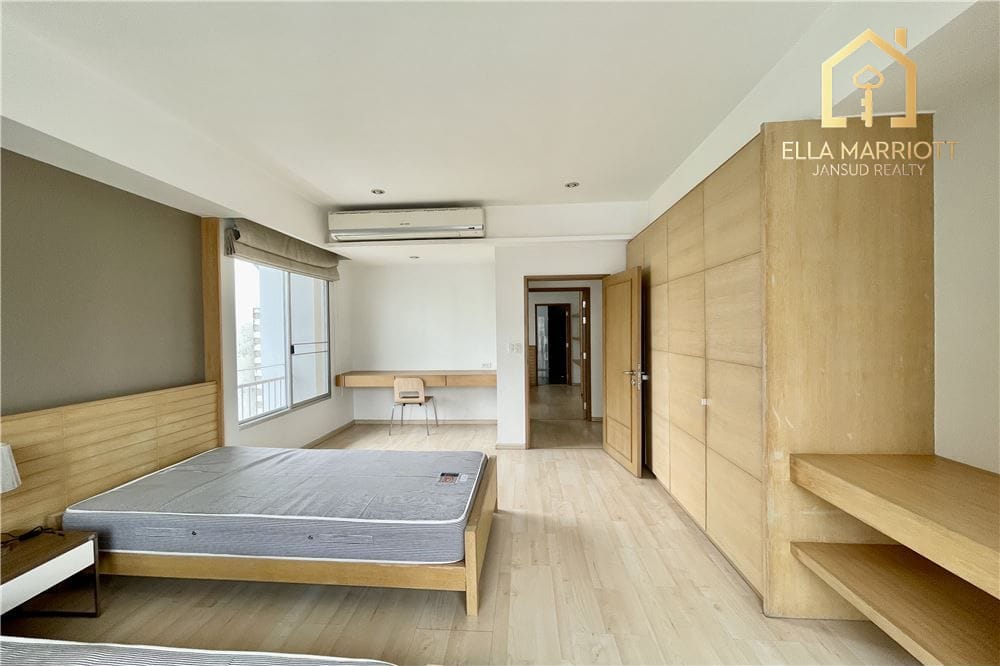 Pet-Friendly Condo Steps from Supermarket and 5 Minutes to Phrom Phong BTS 8