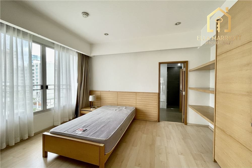 Pet-Friendly Condo Steps from Supermarket and 5 Minutes to Phrom Phong BTS 9