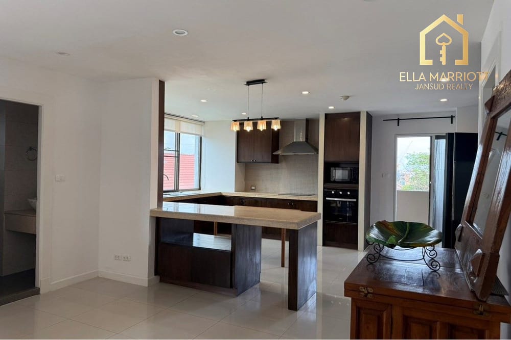 Spacious Pet-Friendly Condo in Ekkamai 10