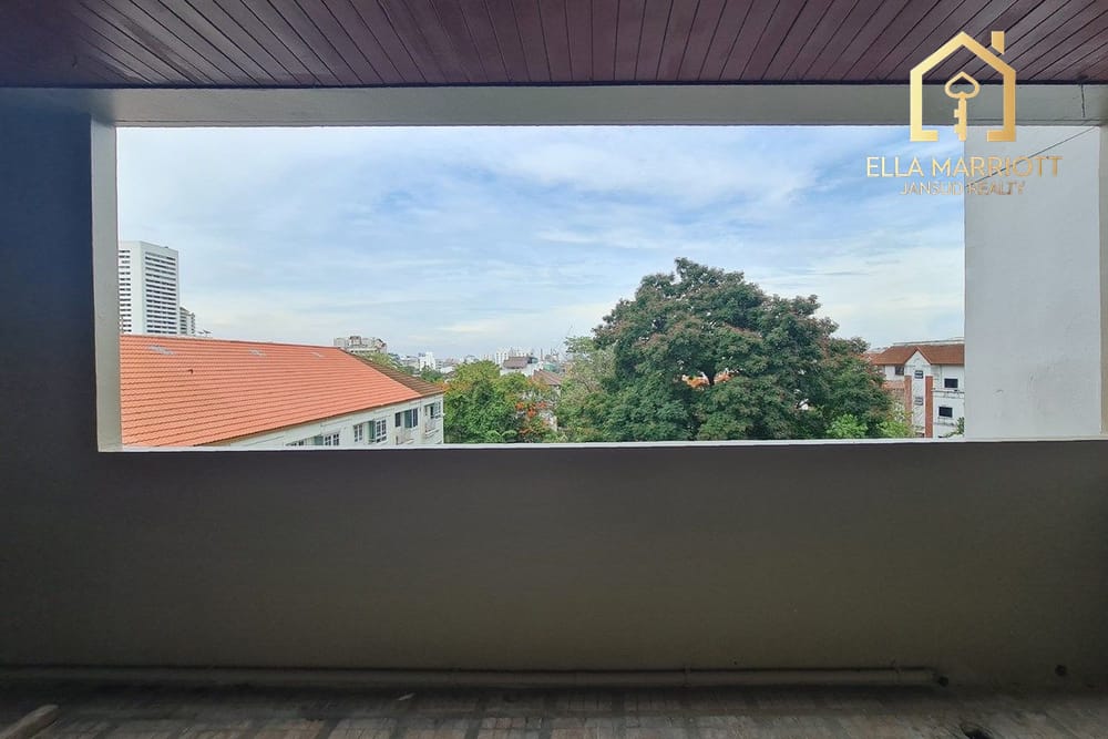 Spacious Pet-Friendly Condo in Ekkamai 12