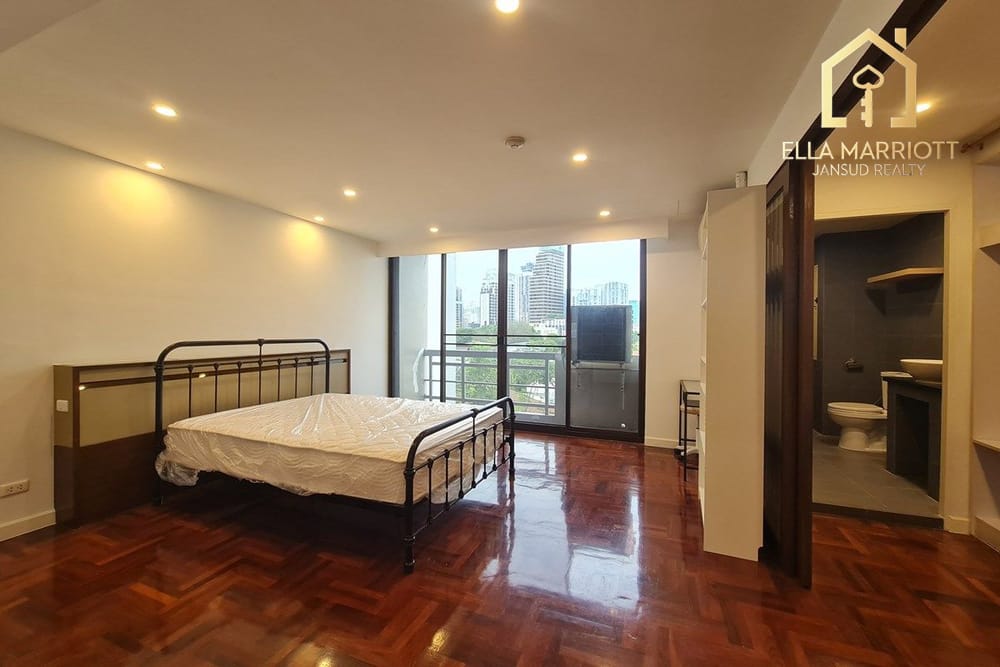 Spacious Pet-Friendly Condo in Ekkamai 13