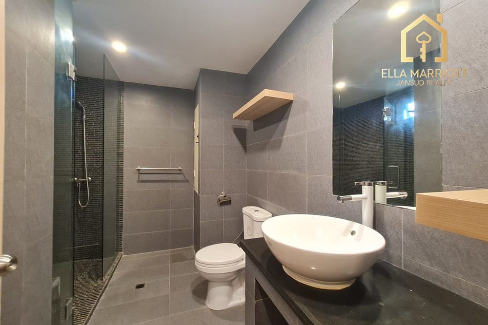 Spacious Pet-Friendly Condo in Ekkamai 14