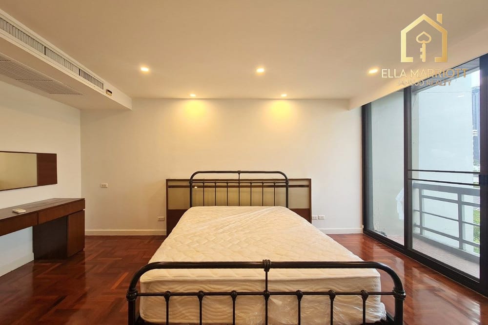 Spacious Pet-Friendly Condo in Ekkamai 15