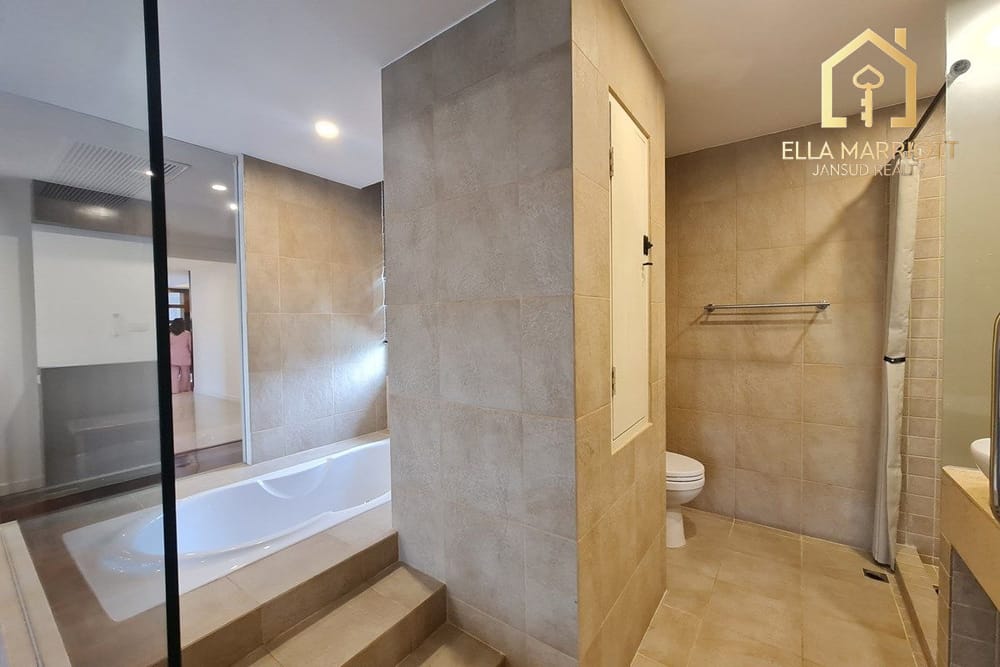 Spacious Pet-Friendly Condo in Ekkamai 16