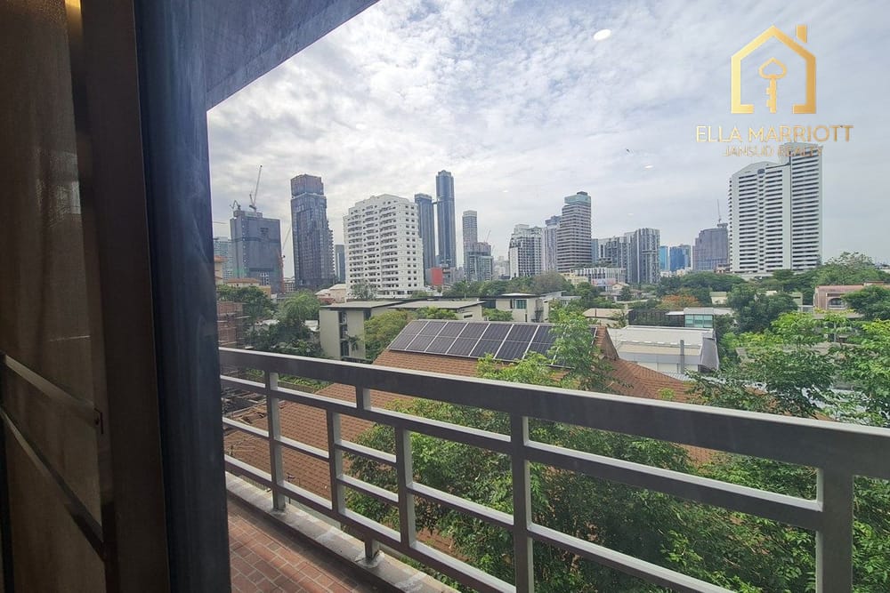 Spacious Pet-Friendly Condo in Ekkamai 18