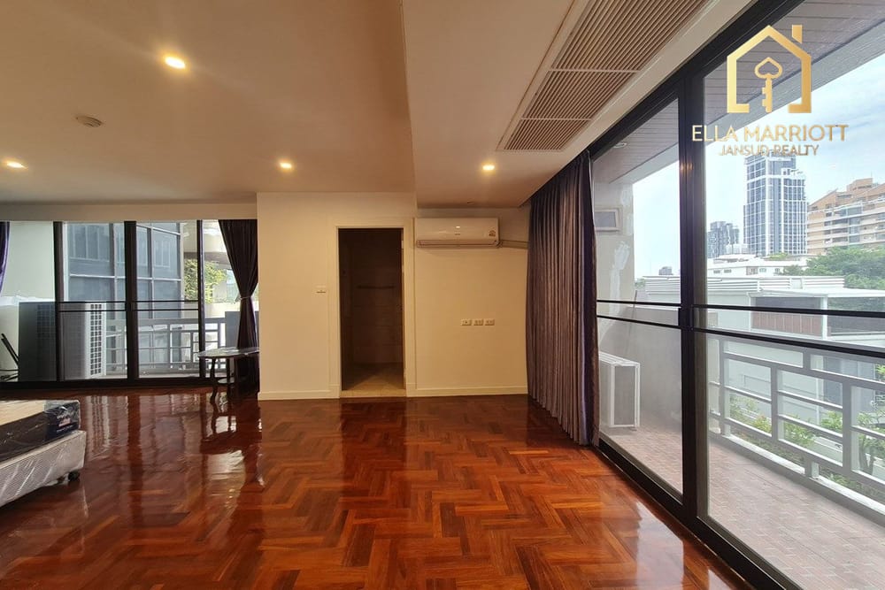 Spacious Pet-Friendly Condo in Ekkamai 20