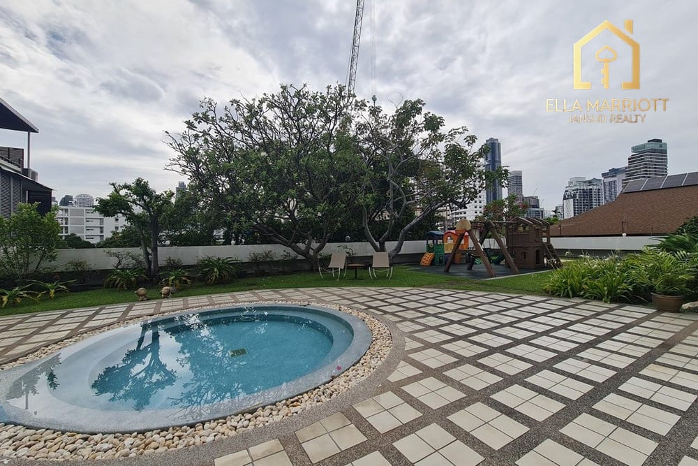 Spacious Pet-Friendly Condo in Ekkamai 22