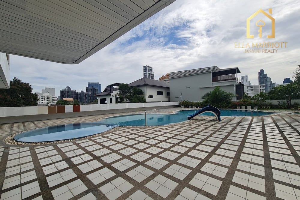 Spacious Pet-Friendly Condo in Ekkamai 23