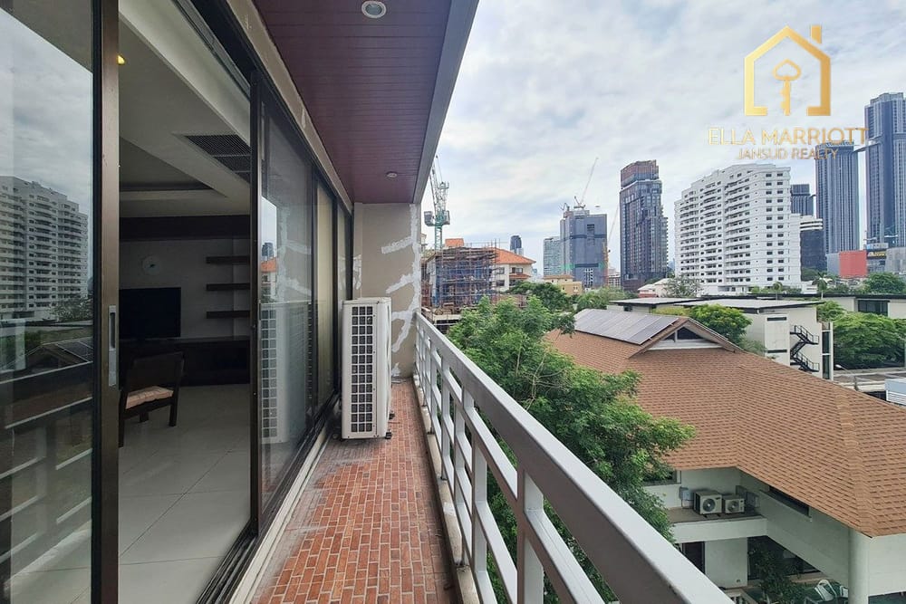 Spacious Pet-Friendly Condo in Ekkamai 3