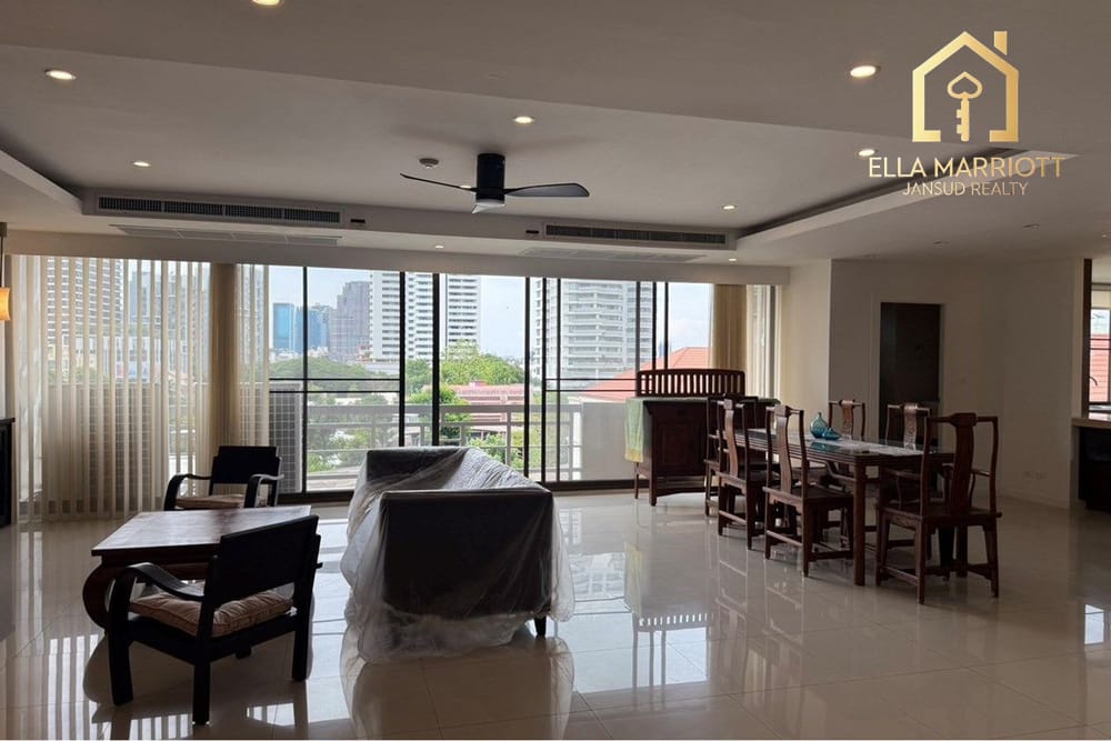 Spacious Pet-Friendly Condo in Ekkamai 5