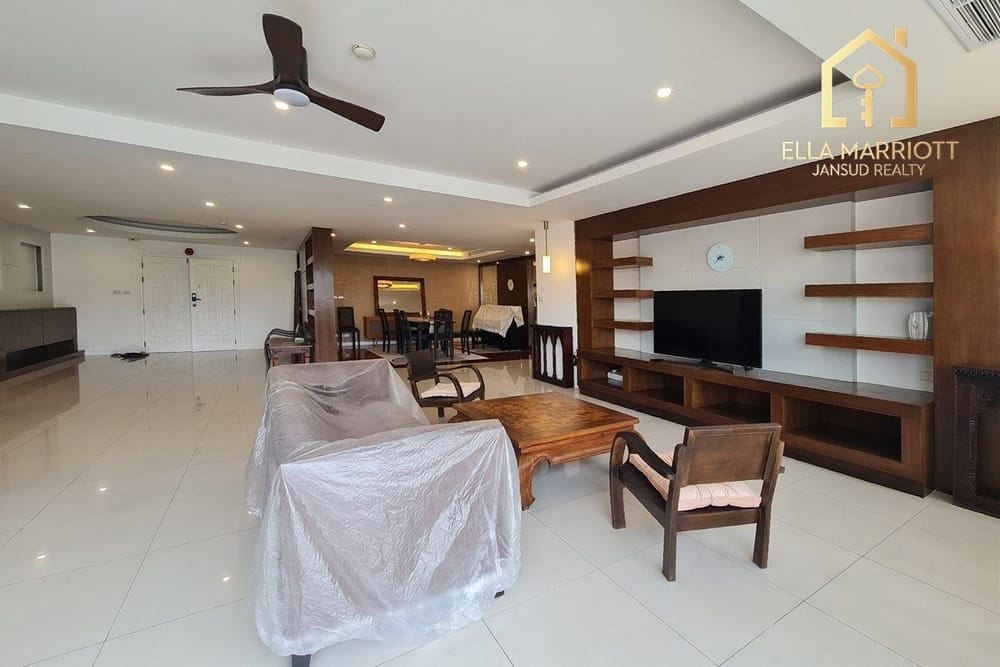 Spacious Pet-Friendly Condo in Ekkamai 7