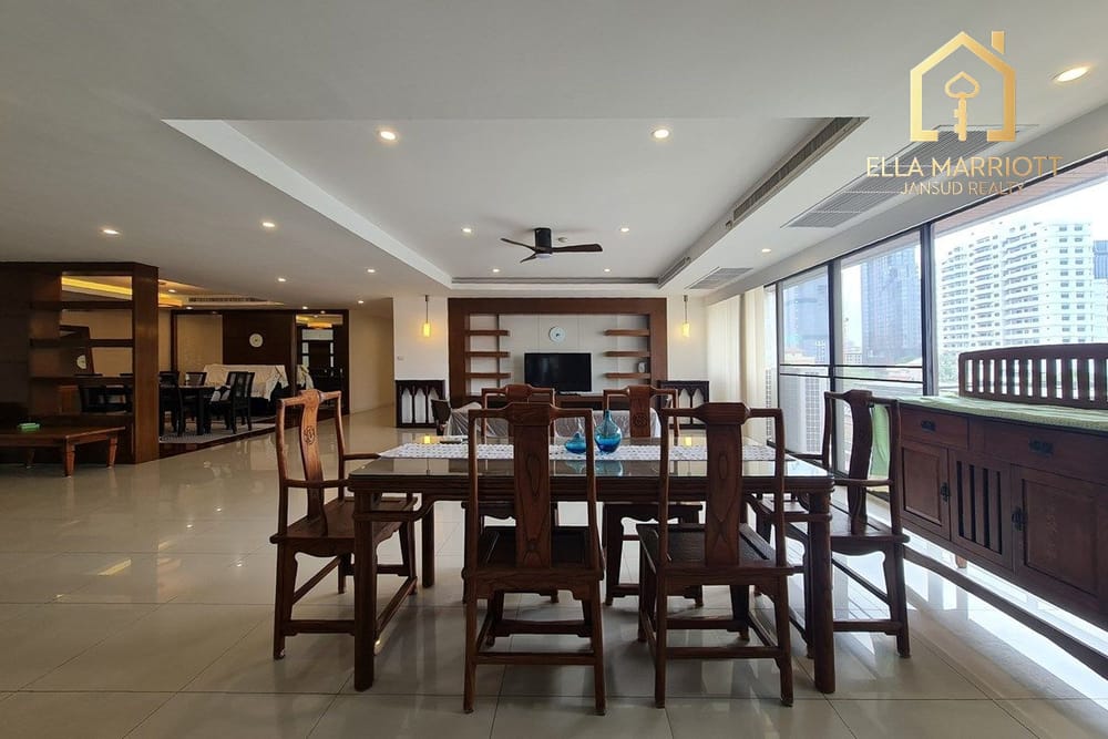 Spacious Pet-Friendly Condo in Ekkamai 8