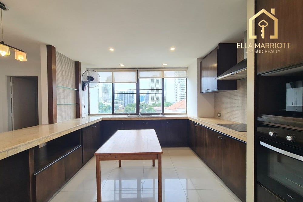 Spacious Pet-Friendly Condo in Ekkamai 9