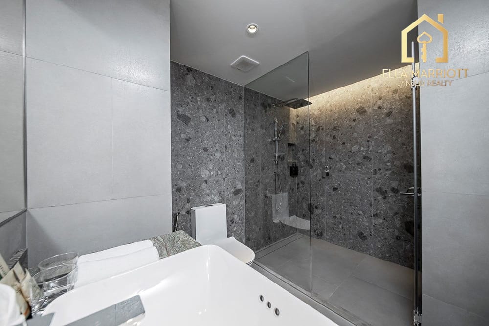 Luxury 1BR Serviced Condo 79sqm for Rent at 69K | Shuttle to BTS Asoke 8