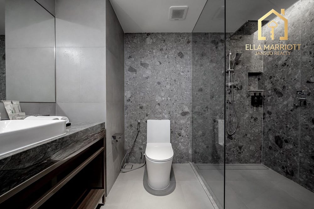 Luxury 1BR Serviced Condo 79sqm for Rent at 69K | Shuttle to BTS Asoke 9