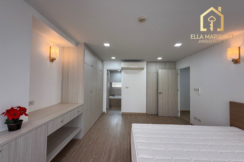 Spacious Pets-Friendly Condo in Thonglor - Luxury Living Awaits 24