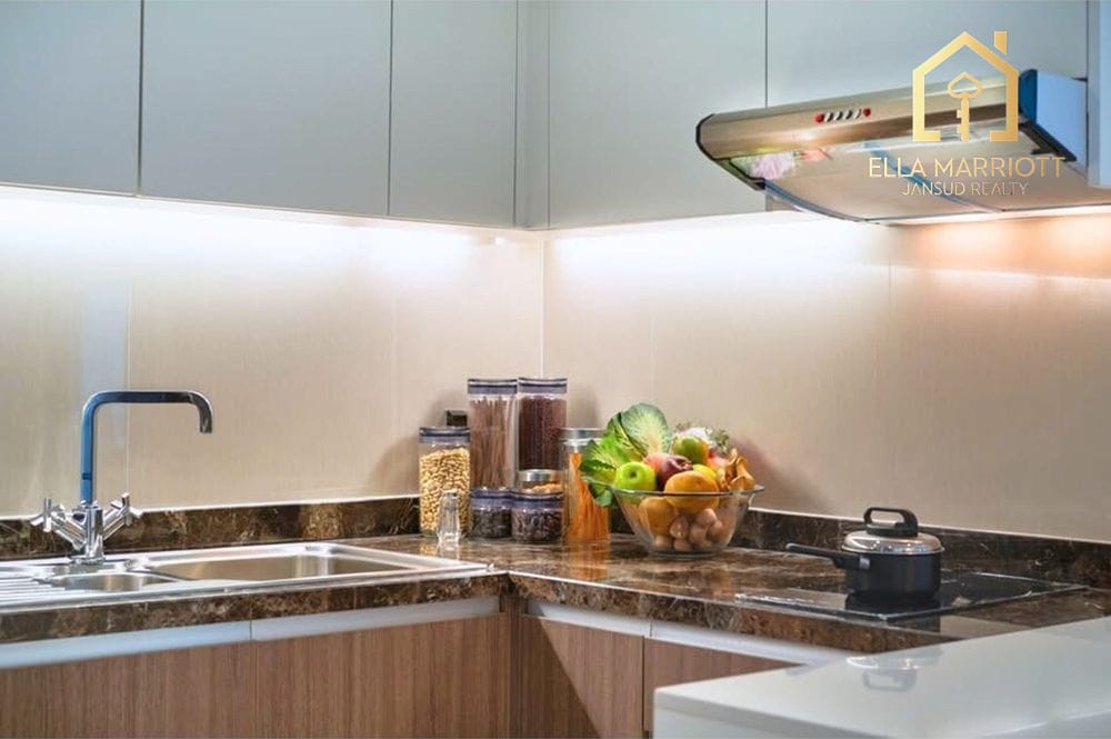 Urban Oasis: 2-Bed Watthana Condo in Bangkok! 6