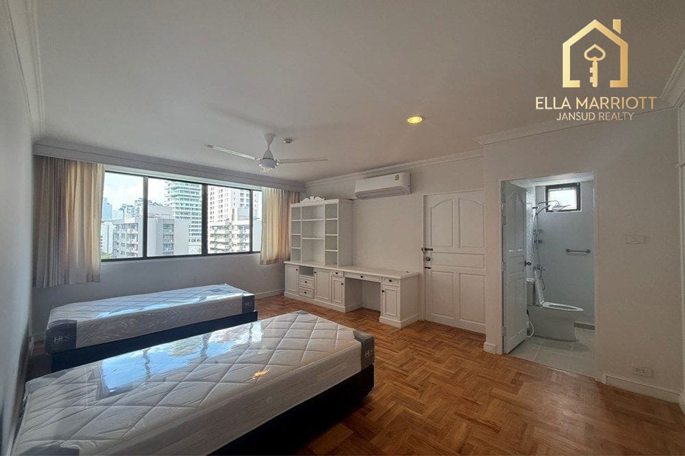 Luxurious Condo in Bangkok's Heart! 10