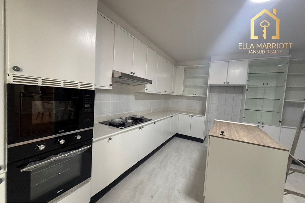 Luxurious Condo in Bangkok's Heart! 11