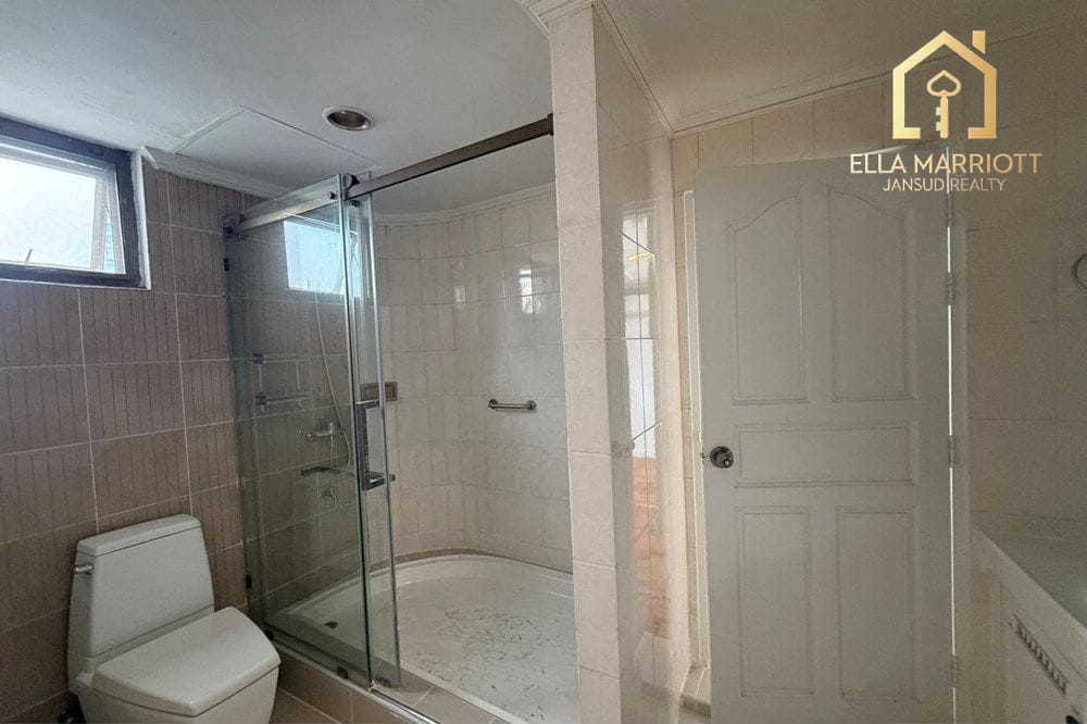 Luxurious Condo in Bangkok's Heart! 12