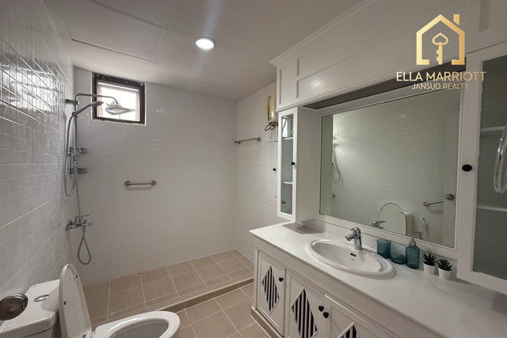 Luxurious Condo in Bangkok's Heart! 9